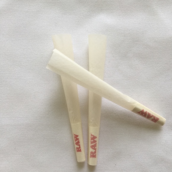 RAW organic 1 1/4size pre rolled cone (500 PK) with safety tube - Picture 2 of 9
